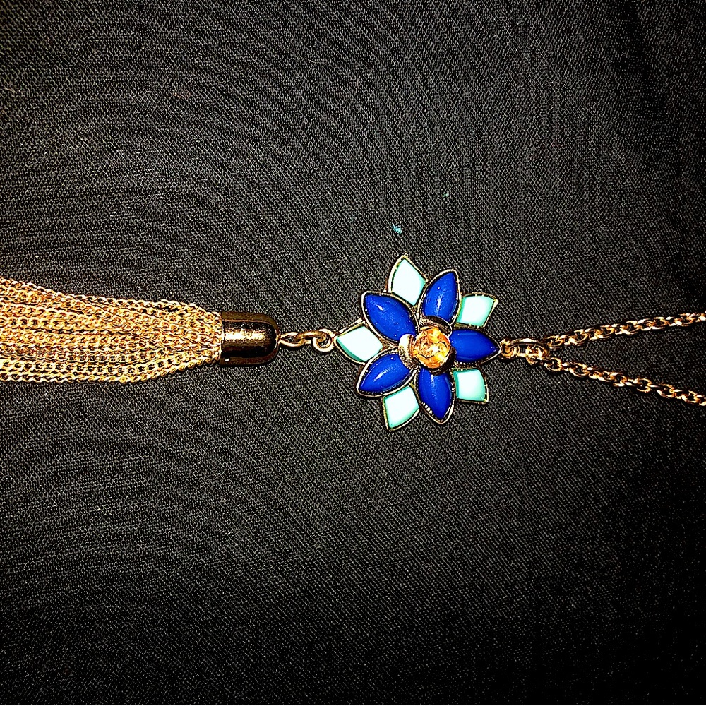 Women’s beautiful flower necklace